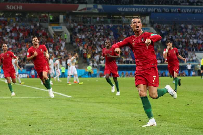 Cristiano Ronaldo marcando seu terceiro gol na partida