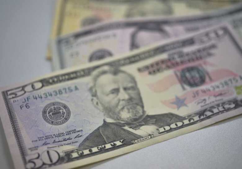 Dólar comercial fechou o pregão vendido a R$ 3,81, com alta de 1,78%