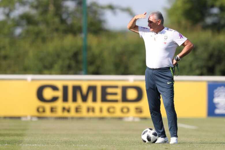 Tite acompanhou toda a movimentação dos jogadores e vez por outra passava orientações aos atletas