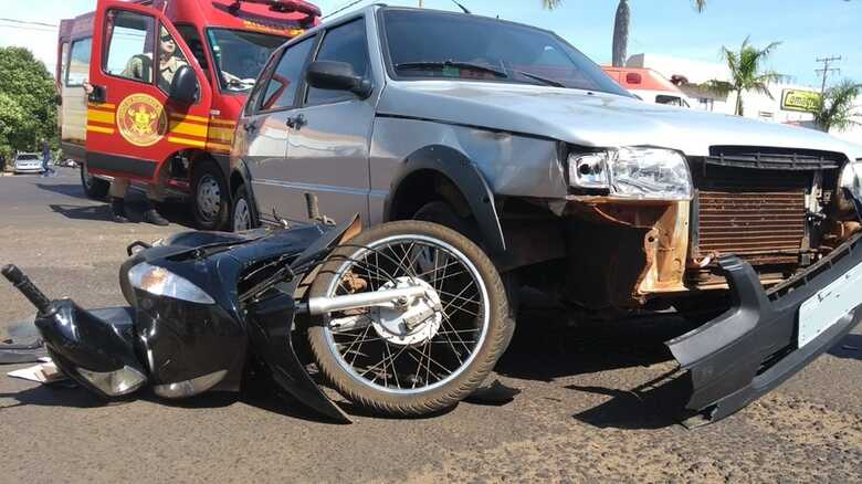 Colisão entre carro e moto deixa feridos