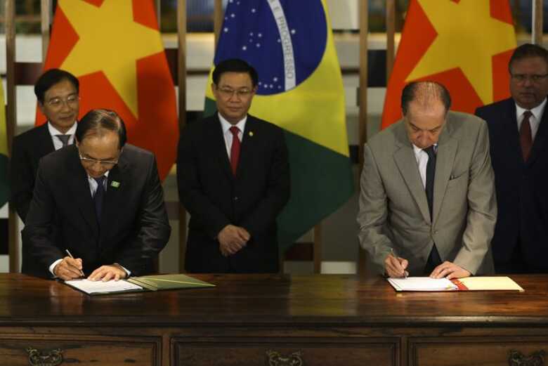O vice-primeiro-ministro do Vietnã, Vuong Dinh Hue, e o ministro das Relações Exteriores, Aloysio Nunes assinam acordos
