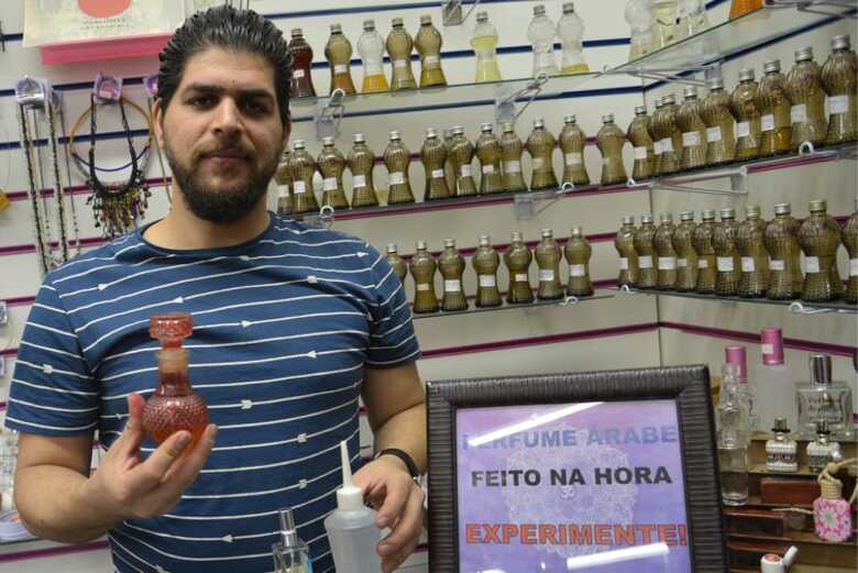 O sírio Anas Obeid no estande que comercializa perfumes árabes artesanais, na Mooca