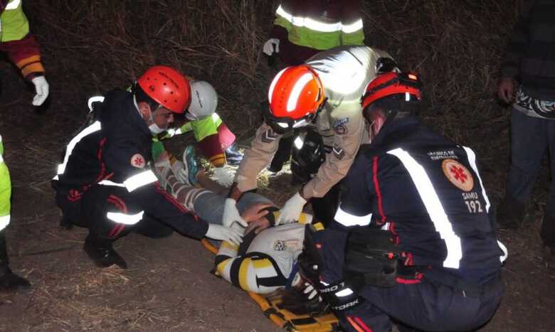 Pneu de motocicleta estoura e causa queda de casal na BR-163,