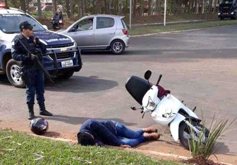 Suposto assaltante de moto é ferido a tiros