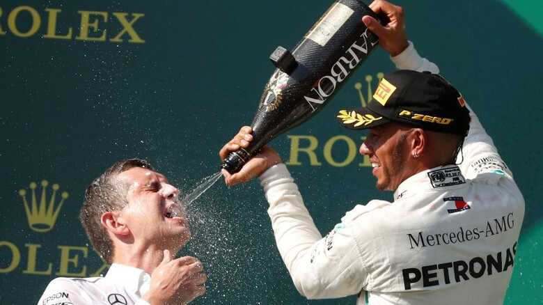 Lewis Hamilton celebra no pódio após vencer o Grande Prêmio da Hungria