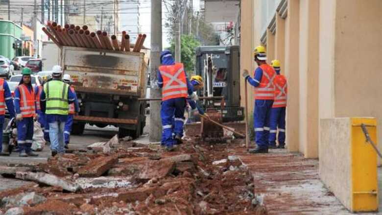 A empreiteira responsável pelos trabalhos já havia previsto o período de chuvas em seu plano de execução