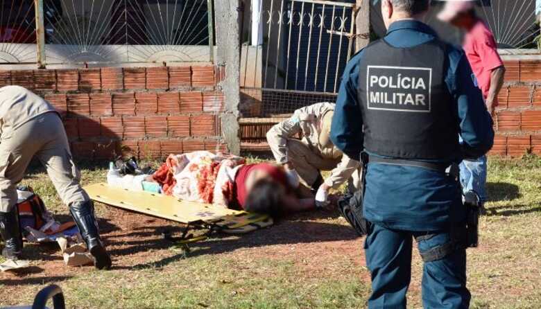 A vítima foi arremessada contra o portão de uma residência