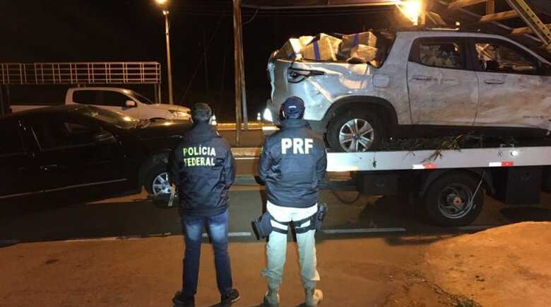 Os presos, os veículos e a droga foram encaminhados à Delegacia de Polícia Federal