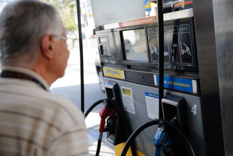 É o valor mais caro cobrado pelo preço do litro da gasolina desde junho do ano passado
