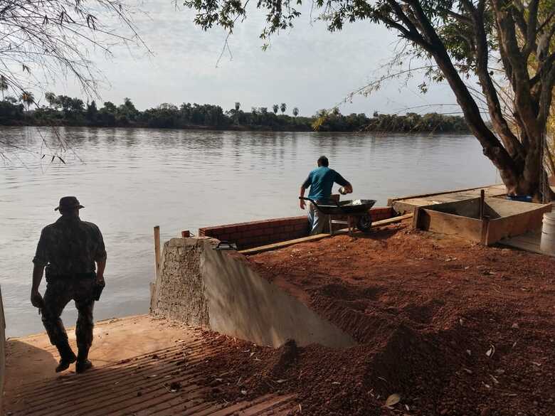 Ranchos pesqueiros com construção ilegal degradando margem do rio Ivinhema