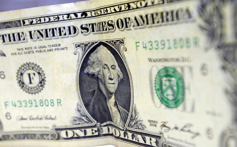 Dólar abriu em baixa, cotado em R$ 3,8708