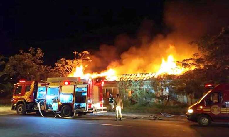 Fogo se alastrou rapidamente e tomou conta do galpão; bombeiros levaram três horas para conter chamas