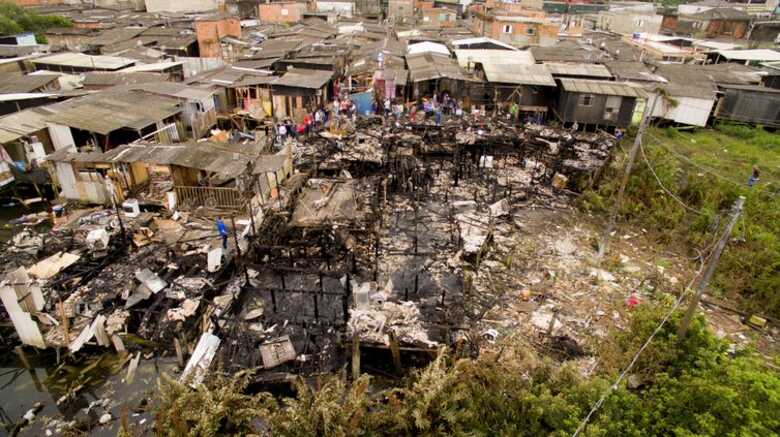 O incêndio começou na madrugada desta terça-feira e destruiu 17 casas na Vila Esperança