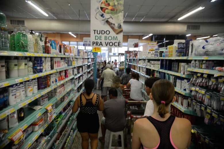 Recuo da inflação medida pelo IPC-S beneficia consumidores. Em Brasília, houve queda de preços