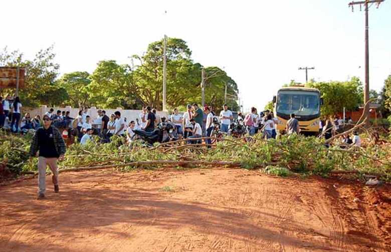 Os estudantes exigem que o governo promova a pavimentação do trecho de aproximadamente 23 quilômetros até o IFMS