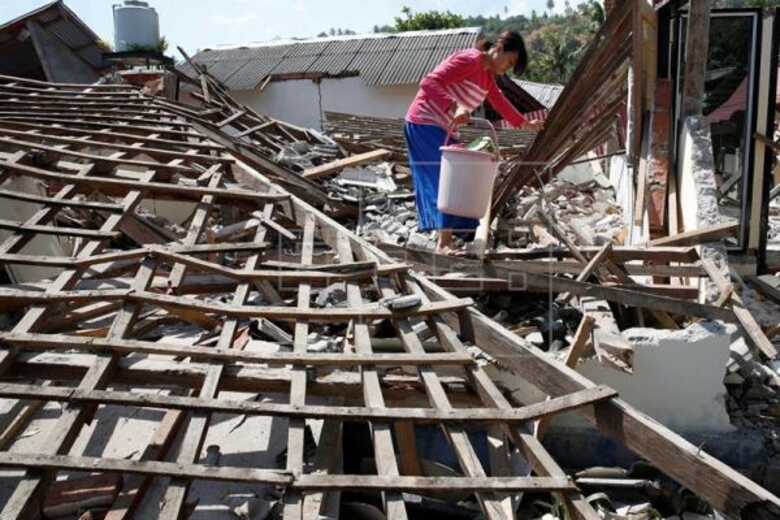 321 mortos foram confirmados em decorrência do terremoto na Indonésia