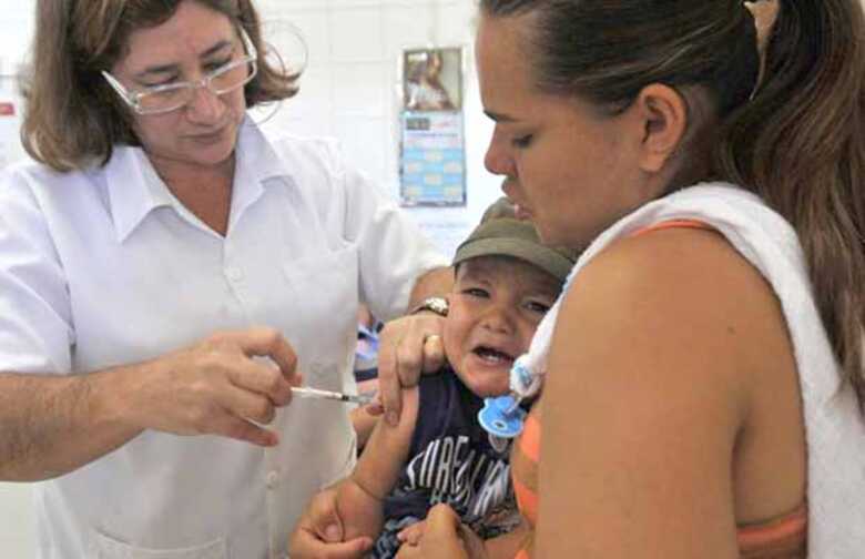 O Ministério da Saúde está promovendo a campanha nacional da vacina contra sarampo e poliomielite