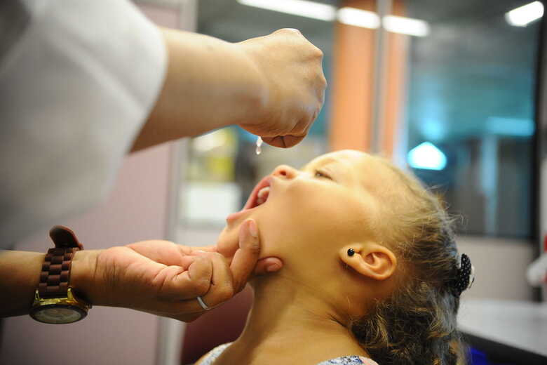 Todas as crianças com idade entre 1 ano e menores de 5 anos devem ser levadas aos postos de vacinação