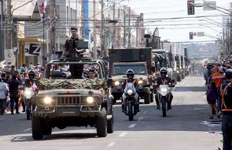 Os desfiles que acontecem em Dourados, Corumbá e Campo Grande recebem a presença dos candidatos