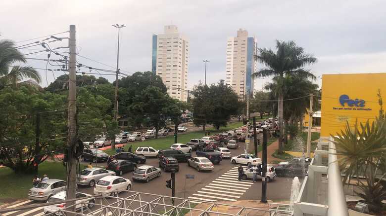Manifestação pró-Bolsonaro atrai centenas de carros nas ruas de Campo Grande