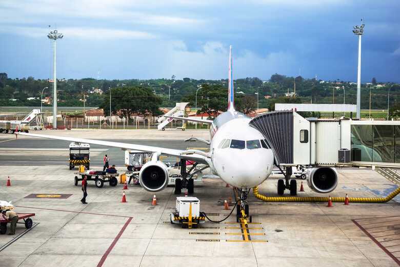 As empresas aéreas pedem mais transparência sobre a formação do preço do combustível dos aviões