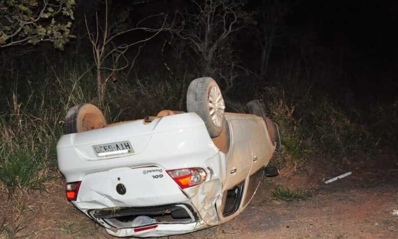 O carro seguia no sentido norte da rodovia, que após perder o controle, capotou várias vezes