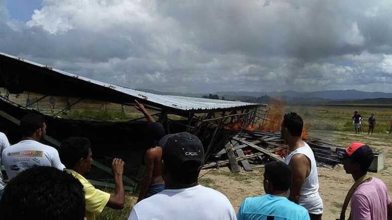 Brasileiros se manifiestam contra a presença de imigrantes venezuelanos em Pacaraima