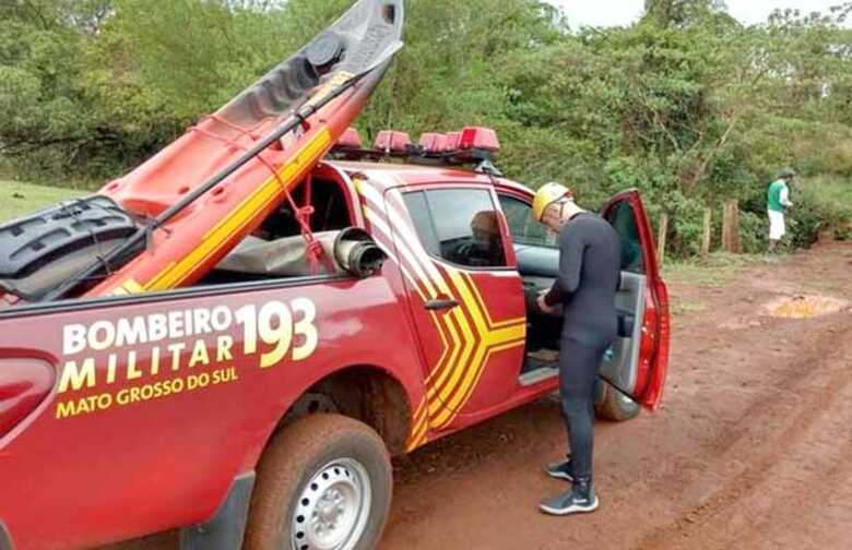 Um popular viu o corpo no rio e acionou o Corpo de Bombeiros