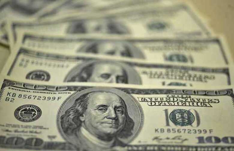 A moeda norte-americana começou a semana em baixa de 1%