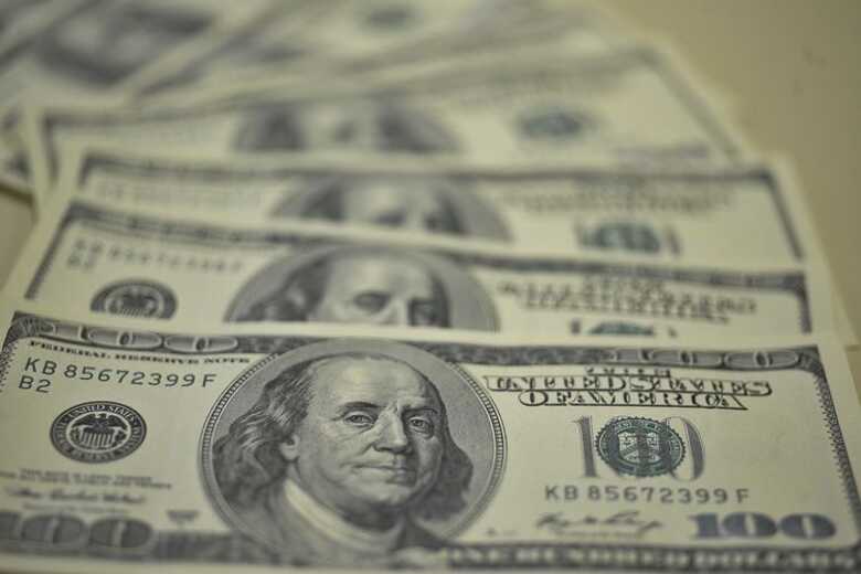 A moeda norte-americana está cotada em R$ 4,12