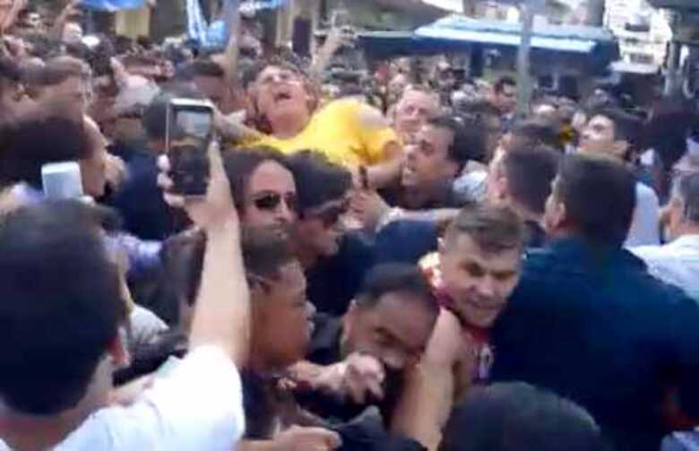Após ataque, Bolsonaro foi carregado por correligionários e seguranças