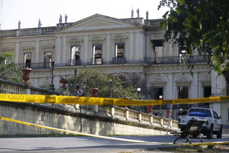 a universidade iniciará, com auxílio de guindastes, a instalação de um telhado metálico com cerca de 5 mil metros quadrados