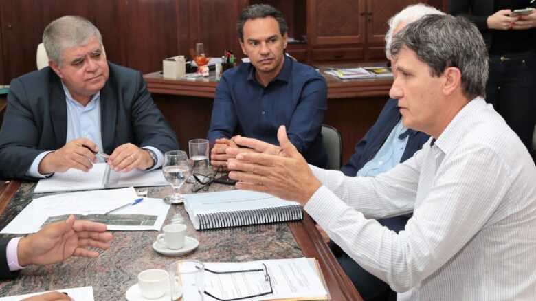 O prefeito Marquinhos Trad participou de uma reunião com o ministro Carlos Marun na superintendência do DNIT