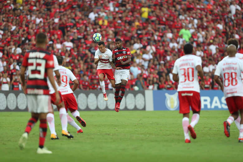 Internacional e Flamengo seguem firme na busca pelo líder São Paulo
