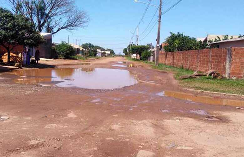 Lagoa é formada e deixa rua intransitável