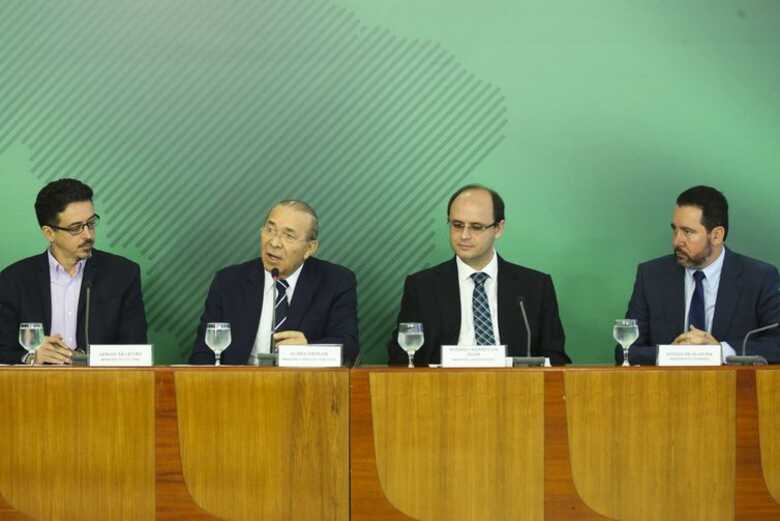 Os ministros da Cultura, Sergio Sá Leitão, da Casa Civil, Eliseu Padilha, e da Educação, Rossieli Soares da Silva, e o presidente do BNDES, Dyogo de Oliveira, após reunião com o presidente Michel Temer hoje no Palácio  do Planalto