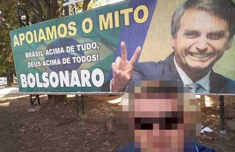 Simpatizantes de Bolsonaro exibem fotos com outdoor nas redes sociais