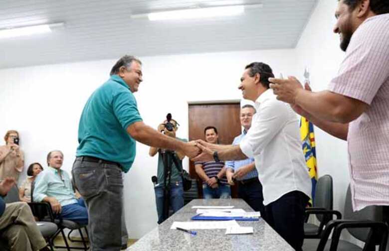 O prefeito Marquinhos Trad assinou contratos com produtores rurais