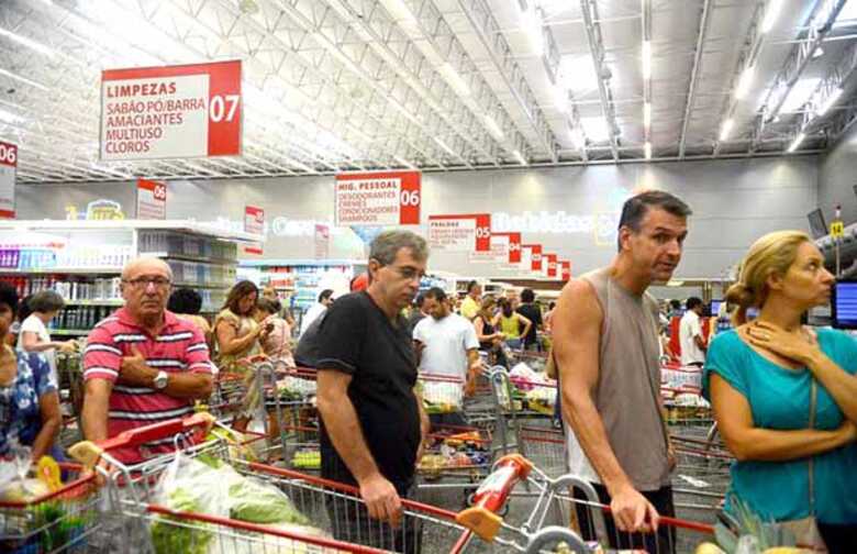 Queda da inflação beneficia consumidores. Taxa deste ano deve fechar em 4,05%