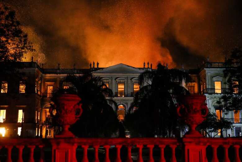 O museu pegou fogo e destruiu boa parte de alguns acervos importantes