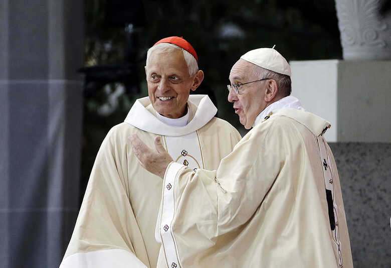 Cardeal Donald Wuerl (à esquerda, ao lado do papa Francisco) renunciou ao cargo de arcebispo de Washington.