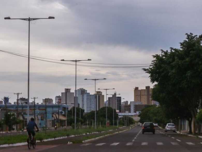 Na capital, tempo parcialmente nublado com pancadas de chuvas isoladas