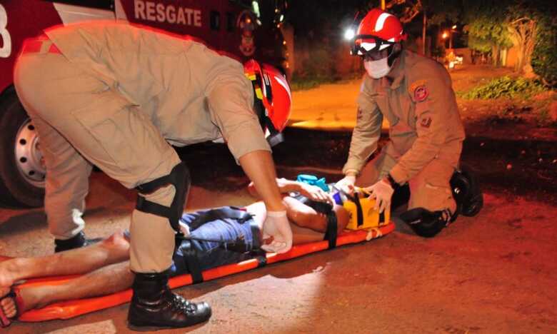 A vítima foi socorrida pelos bombeiros e encaminhada ao pronto-socorro do Hospital Regional Álvaro Fontoura
