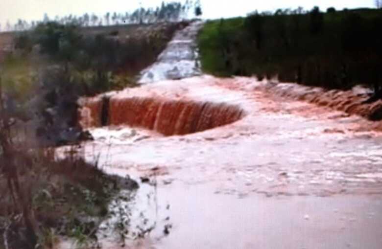 O grande volume de chuva também provocou danos em diversos pontos da cidade, em Amambai.