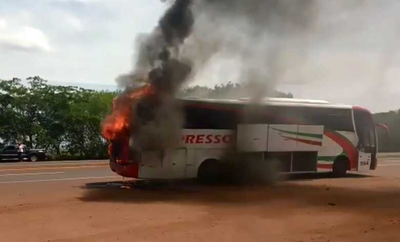 Veículo sendo destruído pelas chamas