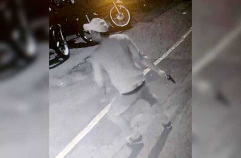 Imagem de câmera de segurança mostra o homem que chegou atirando e fugiu correndo após ataque