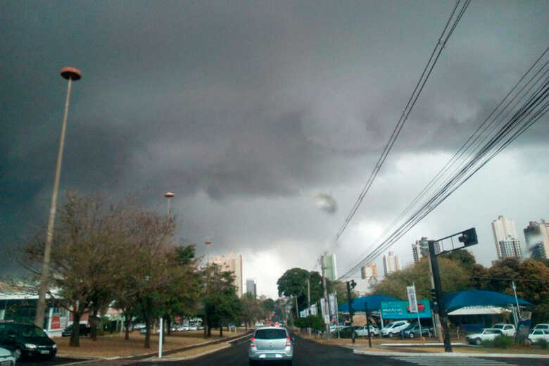 Na capital o céu fica encoberto com pancadas de chuvas e trovoadas