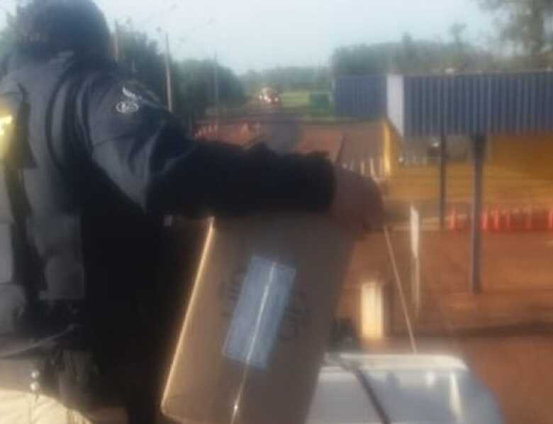 Os policiais encontraram ainda um radio telecomunicador e a quantia de R$6.747,00 , que seria o pagamento do transporte do contrabando