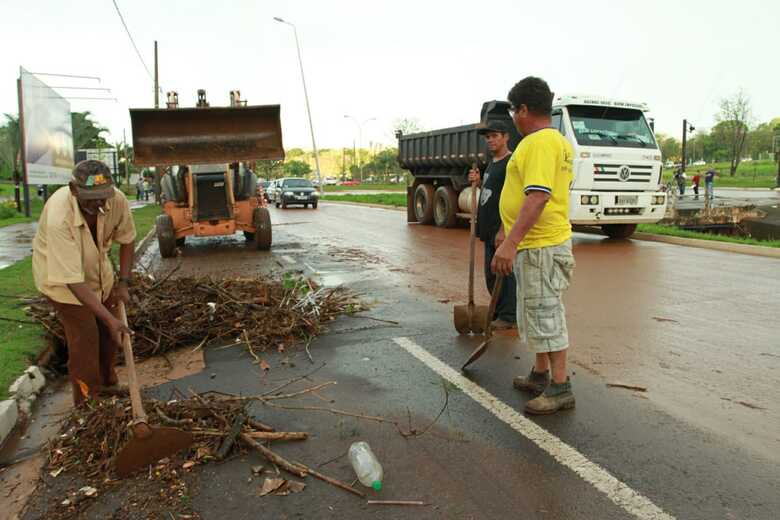 As equipes estão com ajuda de um caminhão pipa e pás-carregadeiras, e os trabalhadores realizam o serviço de limpeza na cidade