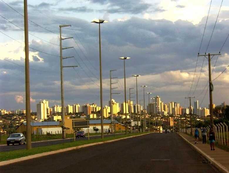 Céu amanheceu entre nuvens em Campo Grande e há previsão de chuva isolada.